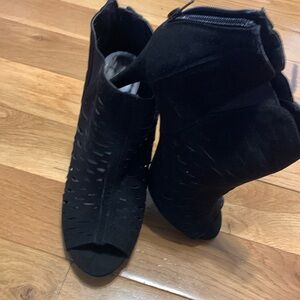 Size 8.5 open toe boots in great shape. Hardly warn.